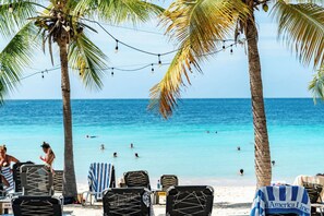Beach nearby - Luxury apartment on gated community Blue Bay within walking distance to the beach (Willemstad)