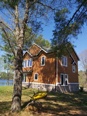 Exterior - Paradise! 1000 feet frontage! 2 hrs. from Toronto. (Gravenhurst)
