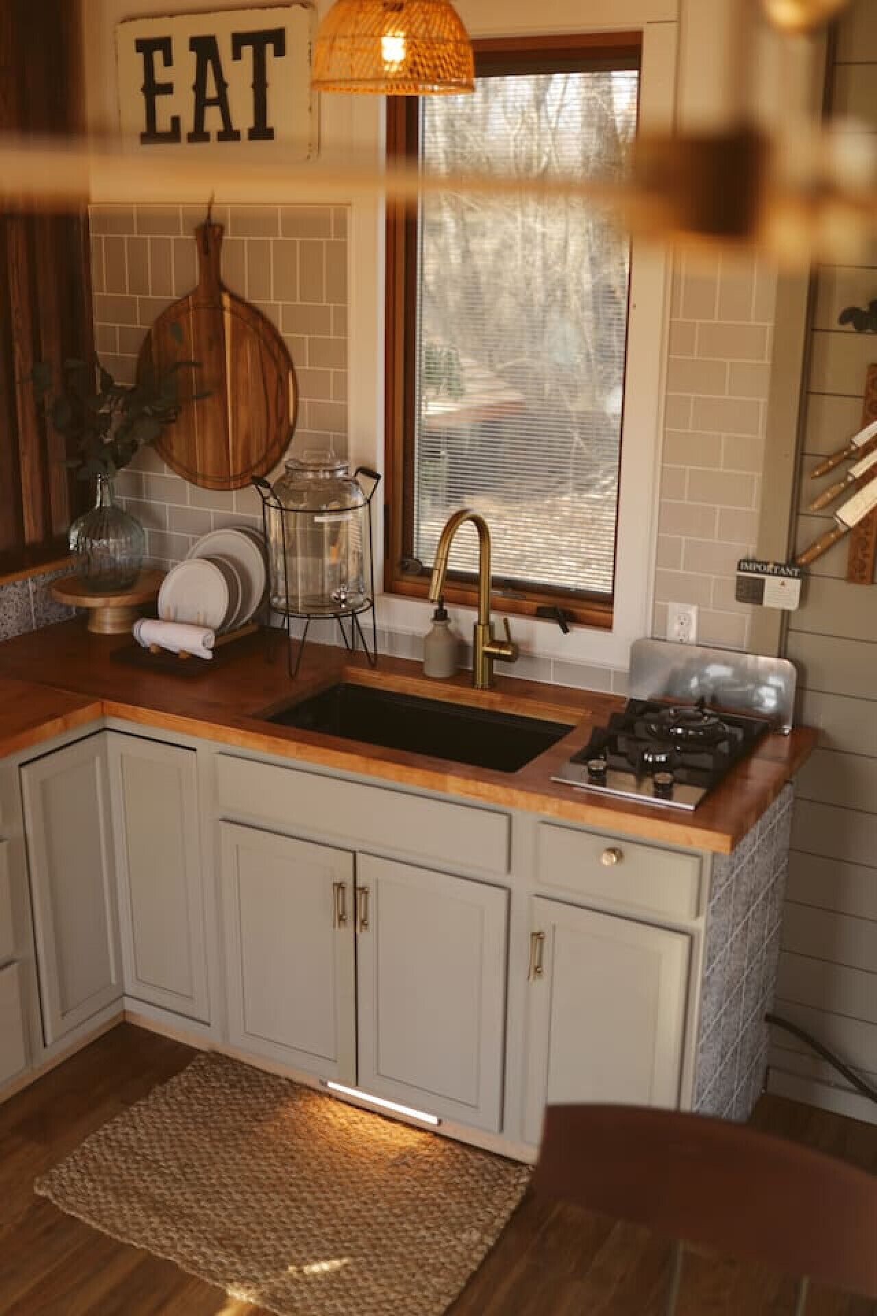 冰箱、炉灶、厨具/餐具、餐桌