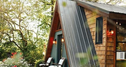 Lux OffGrid Oasis - A frame Farm + River + Animals