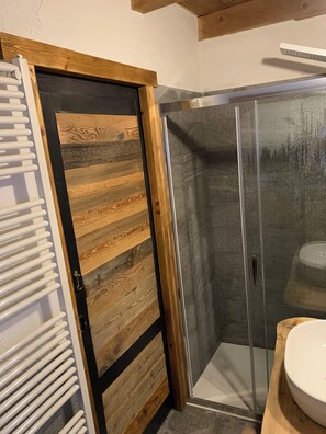 Shower, hair dryer, bidet, towels - Cèsa Viosadea in the heart of Campitello di Fassa (Campitello di Fassa)