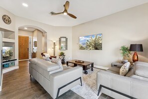 Smart TV, fireplace - Hidden Oasis Intimate 3 BR Home/ Private Pool/ Jacuzzi/ Fire Pit/ Glendale (Glendale)