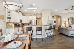 Dining - Hidden Oasis Intimate 3 BR Home/ Private Pool/ Jacuzzi/ Fire Pit/ Glendale (Glendale)