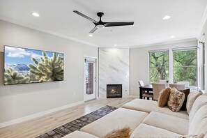 Smart TV, fireplace - Grayhawk Spacious 2 Bedroom Condo/ Community Pool/Fire Pit/Jacuzzi/Fitness (Scottsdale)