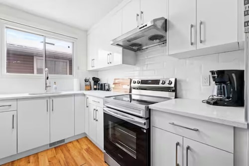 Modern 3BR Suite near YYC, Self Check-In, AC & Free Parking