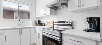 Modern 3BR Suite near YYC, Self Check-In, AC & Free Parking