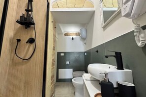 Douche, sèche-cheveux, bidet, serviettes fournies