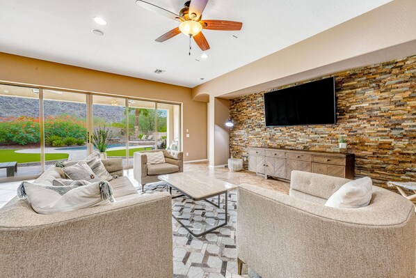 Smart TV, ping pong, books - South Mountain-view home with private pool & Ping-Pong - near hiking trails (Phoenix)