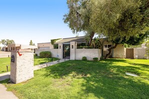 Property grounds - Quiet Scottsdale retreat with enclosed yard, pool, patio, grill, game room & W/D (Scottsdale)