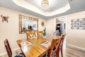 Dining - Quiet Scottsdale retreat with enclosed yard, pool, patio, grill, game room & W/D (Scottsdale)