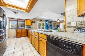 Fridge, microwave, oven, stovetop - Quiet Scottsdale retreat with enclosed yard, pool, patio, grill, game room & W/D (Scottsdale)