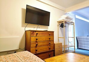 2 bedrooms, iron/ironing board, WiFi, bed sheets - Room 16: Centrally Located 2BR Apartment in Jindabyne, Perfect for Ski Season (Jindabyne)