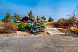 Property grounds - Arizona-themed home with huge deck, private hot tub, central AC, W/D, media room (Sedona)
