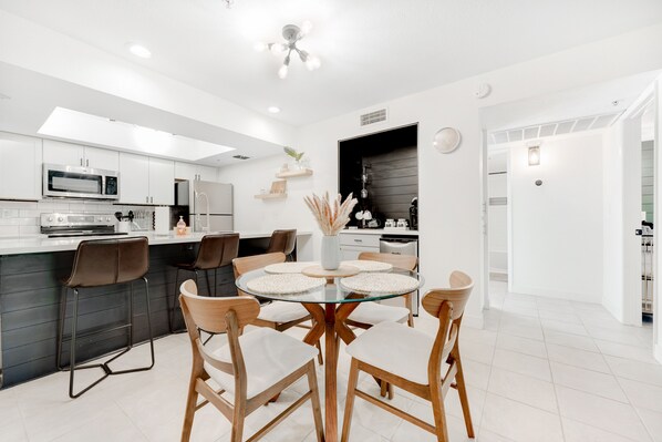 Dining - Stylish updated condo with balcony, pool, & hot tub - near golf and greenway (Scottsdale)