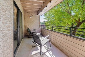Terrace/patio - Stylish updated condo with balcony, pool, & hot tub - near golf and greenway (Scottsdale)