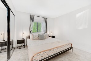 2 bedrooms, desk, iron/ironing board, free WiFi - Stylish updated condo with balcony, pool, & hot tub - near golf and greenway (Scottsdale)