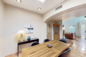 Dining - Stunning Desert Views, Minutes to World-Class Golf & Outdoor Adventures! (Tucson)