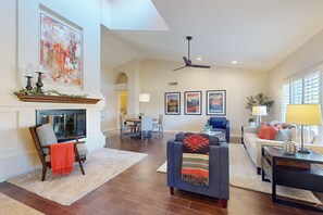 Smart TV, ping pong, books - Beautiful single-level home with enclosed yard, pool, patio & WiFi (Scottsdale)
