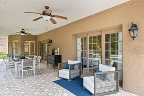 Outdoor dining - Beautiful single-level home with enclosed yard, pool, patio & WiFi (Scottsdale)