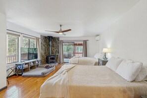 4 bedrooms, iron/ironing board, travel cot, free WiFi - Wonderful dog-friendly home with hot tub, firepit, & washer/dryer (Lakeside)