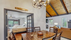 4 bedrooms, iron/ironing board, travel cot, free WiFi - Wonderful dog-friendly home with hot tub, firepit, & washer/dryer (Lakeside)