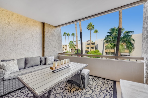 Property grounds - Convenient Old Town condo with pool, spa, gym, game room & balcony - near dining (Scottsdale)