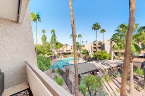 Property grounds - Convenient Old Town condo with pool, spa, gym, game room & balcony - near dining (Scottsdale)