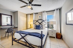 2 bedrooms, desk, iron/ironing board, free WiFi - Convenient Old Town condo with pool, spa, gym, game room & balcony - near dining (Scottsdale)