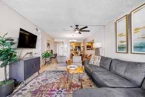 Smart TV, ping pong - Convenient Old Town condo with pool, spa, gym, game room & balcony - near dining (Scottsdale)