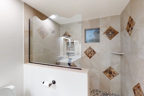 Shower, hair dryer, towels - Renovated home, private outdoor living, indoor bar, W/D & AC - 2 mi to downtown (Tucson)