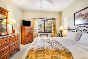 2 bedrooms, iron/ironing board, free WiFi, bed sheets - Dog-friendly, ground-floor condo with mountain view, fireplace, pool & hot tub (Tucson)