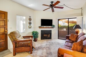 Smart TV, fireplace - Dog-friendly, ground-floor condo with mountain view, fireplace, pool & hot tub (Tucson)