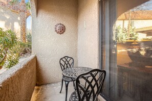Outdoor dining - Dog-friendly, ground-floor condo with mountain view, fireplace, pool & hot tub (Tucson)