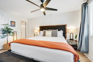 2 bedrooms, desk, iron/ironing board, free WiFi - Stylish Old Town Scottsdale condo with pool, spa, gym, & game room (Scottsdale)