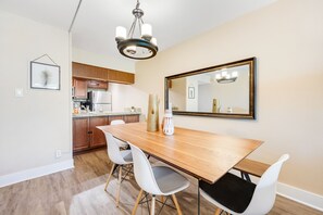 Dining - Stylish Old Town Scottsdale condo with pool, spa, gym, & game room (Scottsdale)