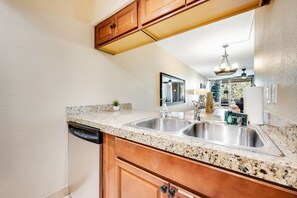 Fridge, microwave, oven, stovetop - Stylish Old Town Scottsdale condo with pool, spa, gym, & game room (Scottsdale)