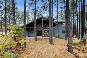 Exterior - Spacious home with ping-pong, grill, patio, fast WiFi, & washer/dryer (Pinetop)