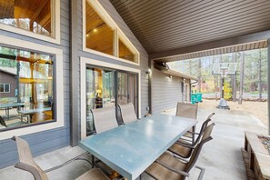 Outdoor dining - Spacious home with ping-pong, grill, patio, fast WiFi, & washer/dryer (Pinetop)