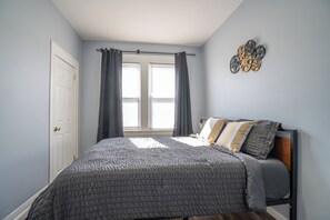 3 bedrooms, iron/ironing board, Internet, bed sheets - 3-BR Near MetLife Stadium - Pets Welcome + Parking (268)