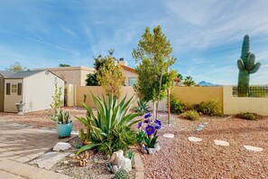 Property grounds - Mountain-view home with pool, furnished patio, washer/dryer & central AC (Fountain Hills)