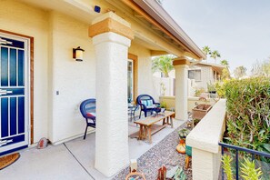 Terrace/patio - Mountain-view home with pool, furnished patio, washer/dryer & central AC (Fountain Hills)