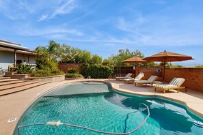A heated pool - Dog-friendly modern stay with a heated private pool, sun room, & grill (Tucson)