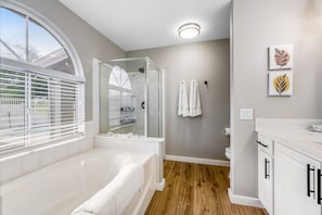 Shower, hair dryer, towels - Desert stay with a private pool, grill, washer/dryer, & central AC (Glendale)