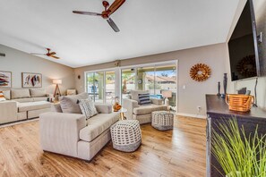 Smart TV, computer monitors - Desert stay with a private pool, grill, washer/dryer, & central AC (Glendale)