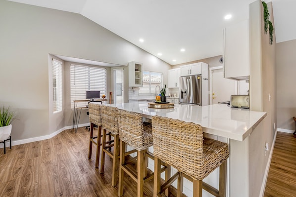 Fridge, microwave, oven, stovetop - Desert stay with a private pool, grill, washer/dryer, & central AC (Glendale)
