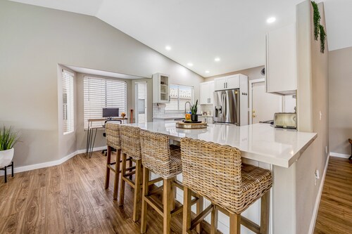 Desert stay with a private pool, grill, washer/dryer, & central AC