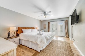 3 bedrooms, desk, iron/ironing board, free WiFi - Desert stay with a private pool, grill, washer/dryer, & central AC (Glendale)