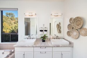 Hair dryer, towels, soap, shampoo - Houseeeeee (Sedona)