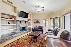 Smart TV, ping pong - Peoria Paradise: Poolside Vibes & Family Good Times. Spacious Backyard with Pool (Peoria)