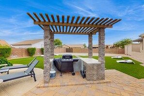 Outdoor dining - Peoria Paradise: Poolside Vibes & Family Good Times. Spacious Backyard with Pool (Peoria)